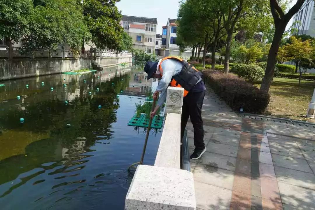 【<a href=http://www.wljzc.cn target=_blank class=infotextkey>双良</a><a href=http://www.wljzc.cn target=_blank class=infotextkey>新型光催化</a>】“坚守”在汗水中闪光